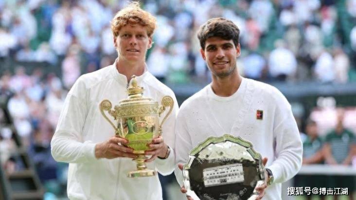 球迷拭目以 球迷拭目以